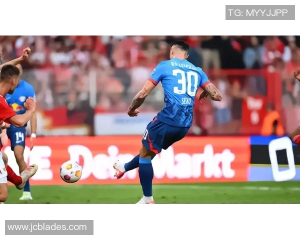 沙尔克04遭RB莱比锡逆转，保级困难增加深陷泥潭